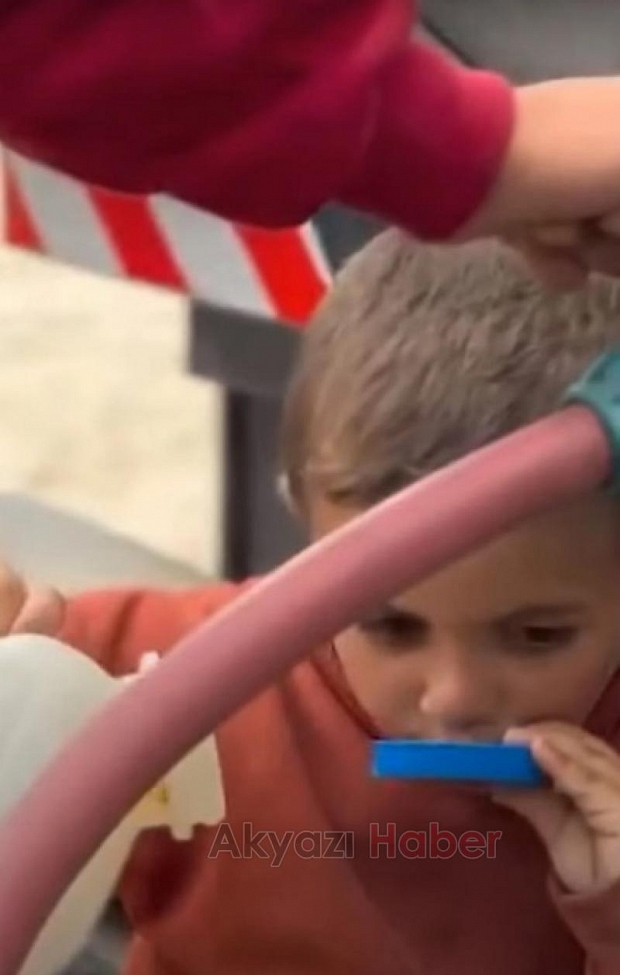 Gazze'de Filistinli çocuk, su damlalarıyla şişesini doldurdu